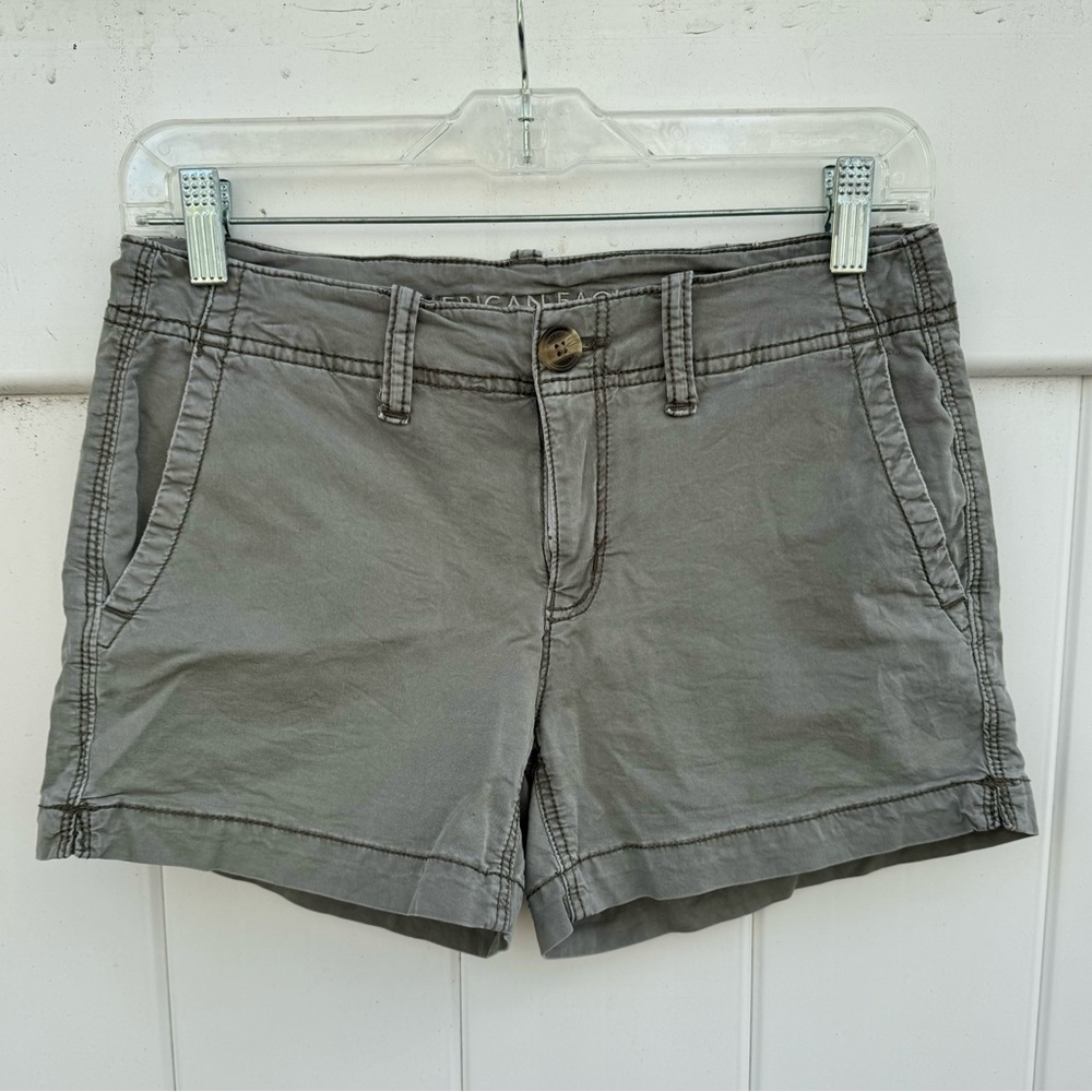 American Eagle Chino Shorts midi green size 0